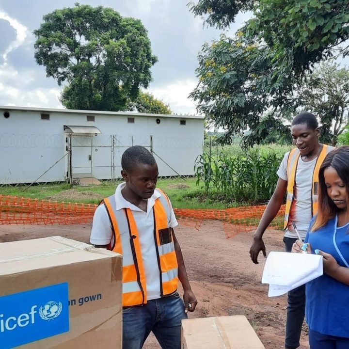 Distribution de fournitures contre le choléra au centre de santé de Dzenza dans la zone 25. ©UNICEF/UN0796789/Malawi