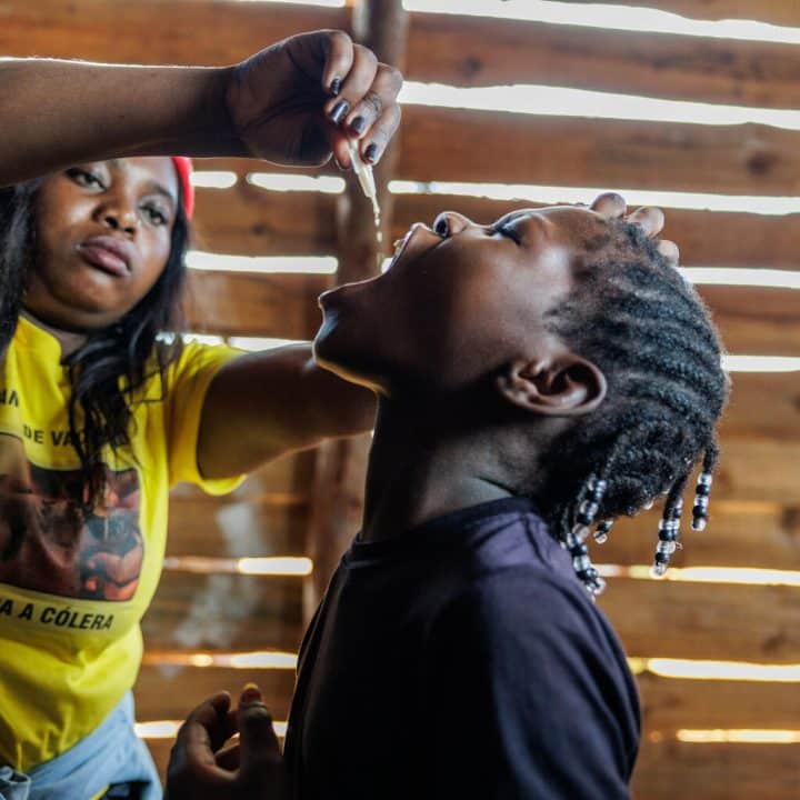 Février 2023, dans la ville de Lichinga, province de Niassa au Mozambique, un enfant reçoit une dose de vaccin lors d'une campagne de vaccination contre le choléra soutenue par l'UNICEF. ©UNICEF/UN0799481/Franco