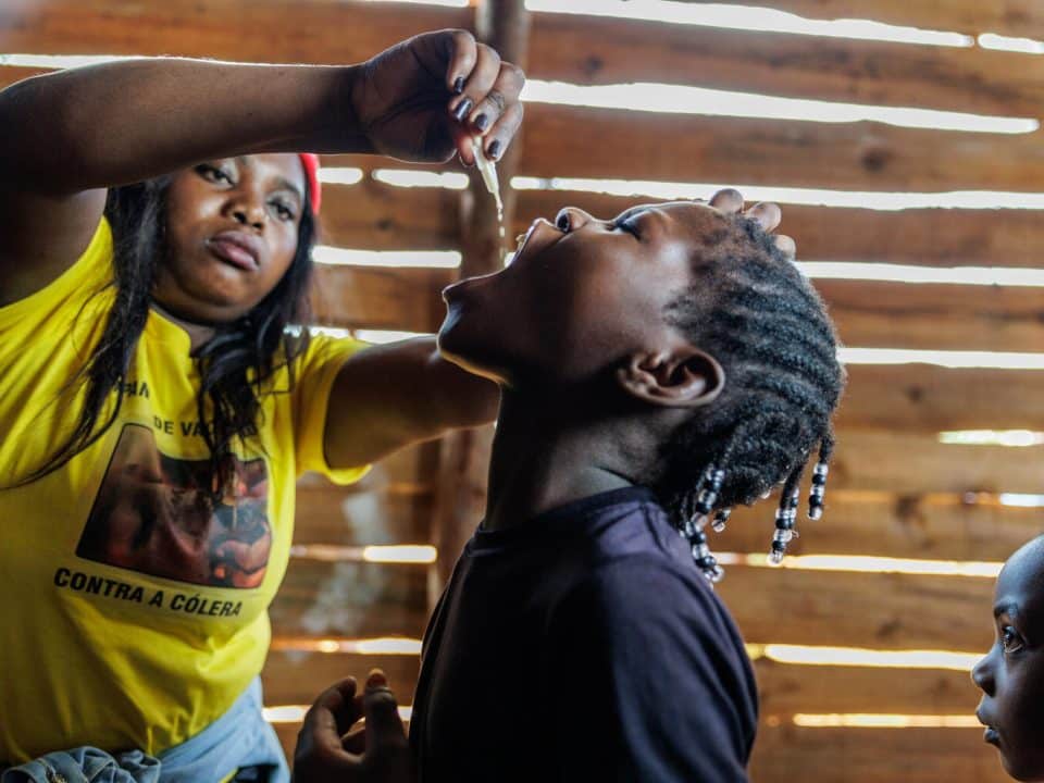 Février 2023, dans la ville de Lichinga, province de Niassa au Mozambique, un enfant reçoit une dose de vaccin lors d'une campagne de vaccination contre le choléra soutenue par l'UNICEF. ©UNICEF/UN0799481/Franco