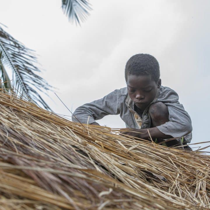 Mozambique cyclone Feddy garçon sur le toit de sa maison