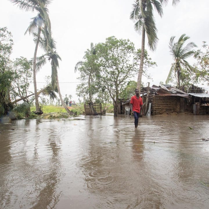 Mozambique inondations cyclone garçon seul