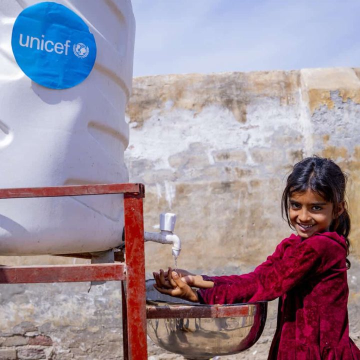 Une petite fille se lave les mains dans une station sanitaire installée par l'UNICEF dans le village de Mehar Veesar, dans le district de Khairpur, au Sindh. ©UNICEF/UN0804226