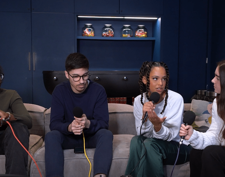 Paola Locatelli et les jeunes du CUJ dans le studio d'enregistrement de podcasts. ©UNICEF France