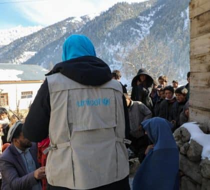 La décision des talibans d’interdire aux femmes afghanes de travailler avec les Nations Unies va coûter la vie à des enfants