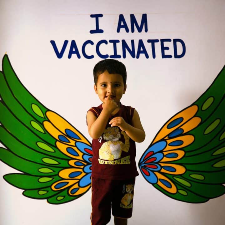 Un enfant vacciné pose pour une photo dans un centre de santé à Jabalpur, Madhya Pradesh, en mars 2022. ©UNICEF/UN0622108/Soni