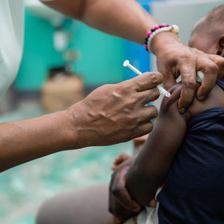 Le 5 avril 2022 aux Cayes, en Haïti, un enfant est vacciné au centre de santé du Sacré-Cœur. ©UNICEF/UN0677687