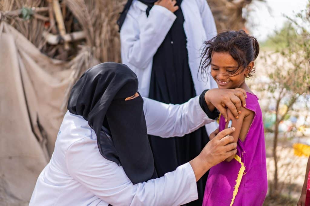 Le 6 juin 2022, dans le gouvernorat d'Aden, au Yémen, Ghada, 53 ans, agent de santé, vaccine Aswar, 9 ans, lors d'une campagne de vaccination pour les enfants. © UNICEF/UN0679318/Hayyan