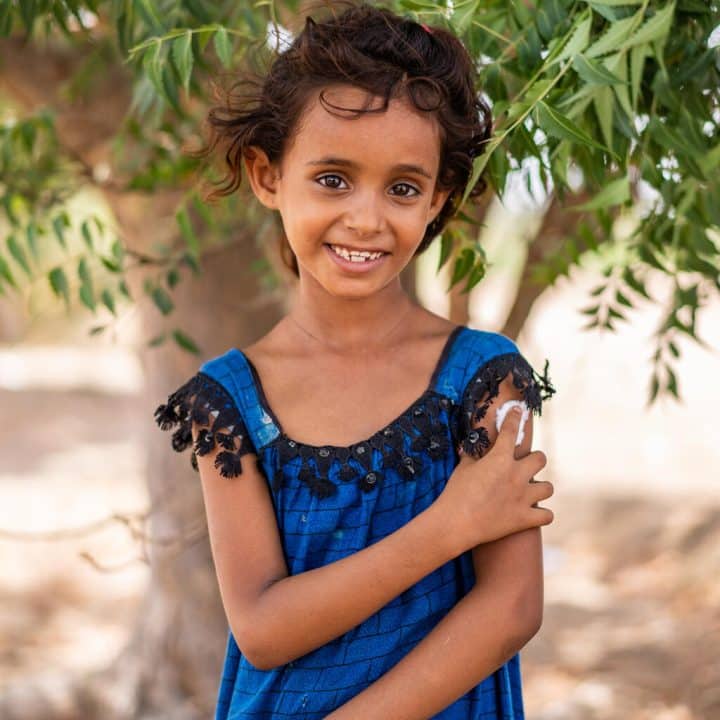 Le 6 juin 2022 dans le gouvernorat d'Aden, au Yémen, Hind Ali Nasser, 7 ans, vient d'être vaccinée. ©UNICEF/UN0679338/Hayyan