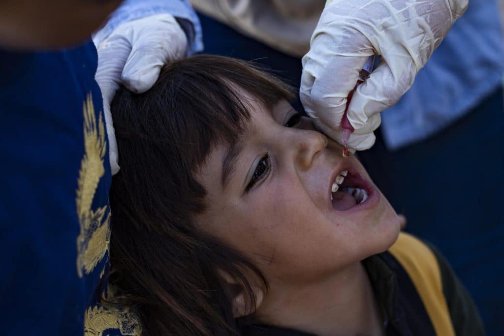 Un enfant vacciné dans le camp de déplacés d'Alhol, au nord-est de la Syrie, le 25 octobre 2022. © UNICEF/UN0739623/Souleiman