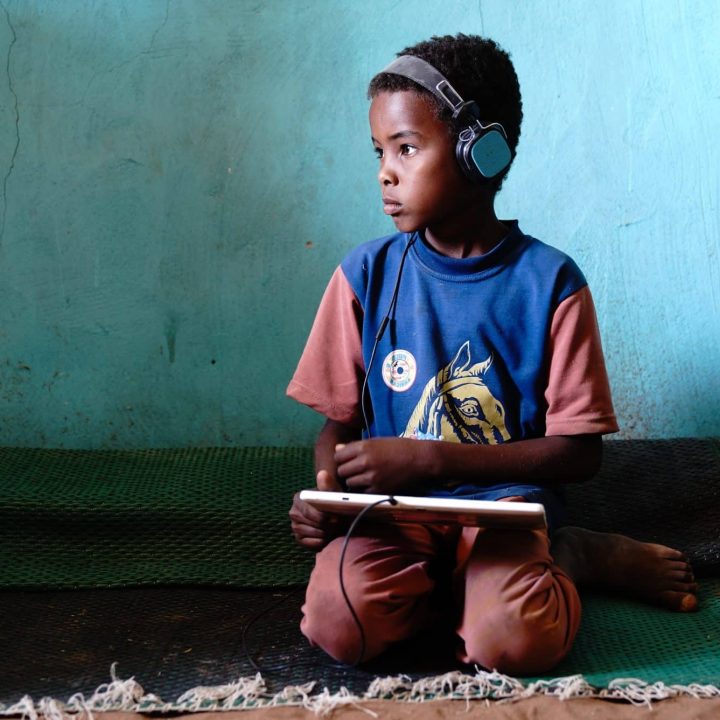 Mohammed, 8 ans, joue à un jeu de maths sur sa tablette solaire dans le centre de Jabalain au Soudan, soutenu par l'UNICEF. ©UNICEF/UN0753302/Bos