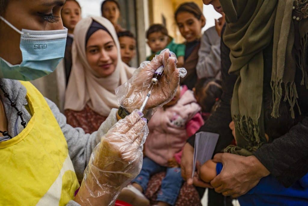 Un agent de santé mobile du ministère de la Santé prépare une injection de vaccin contre la rougeole, le 26 octobre 2022, lors d'une campagne nationale de vaccination. © UNICEF/UN0757750/Souleiman