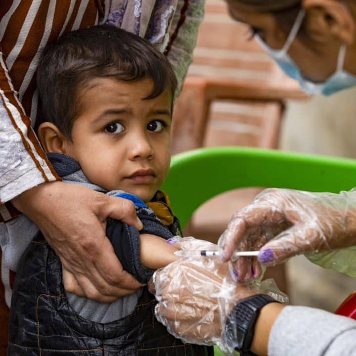 Un enfant est vacciné par un agent du ministère de la Santé dans le quartier de Ghwairan, dans la ville de Hasakeh, au nord-est de la Syrie, le 26 octobre 2022. © UNICEF/UN0757753/Souleiman