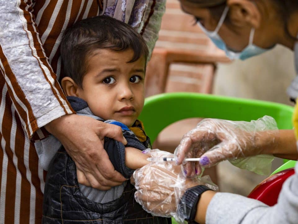 Un enfant est vacciné par un agent du ministère de la Santé dans le quartier de Ghwairan, dans la ville de Hasakeh, au nord-est de la Syrie, le 26 octobre 2022. © UNICEF/UN0757753/Souleiman
