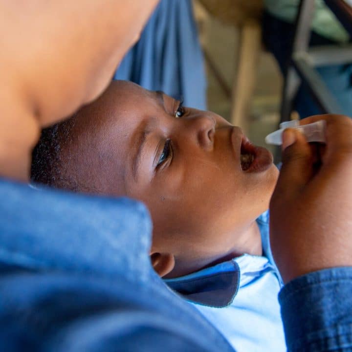 Le 20 décembre 2022, une campagne de vaccination contre le choléra est menée à l'école Colibri Vert Marouge de Mirebalais, en Haïti. © UNICEF/UN0771585/SEE CREDIT NOTE