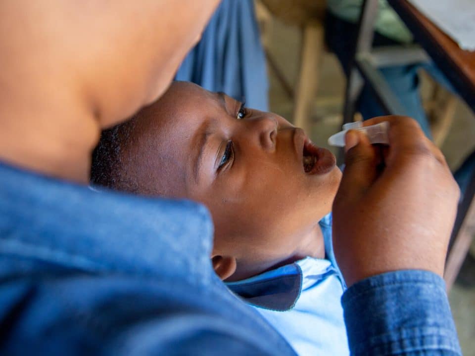 Le 20 décembre 2022, une campagne de vaccination contre le choléra est menée à l'école Colibri Vert Marouge de Mirebalais, en Haïti. © UNICEF/UN0771585/SEE CREDIT NOTE