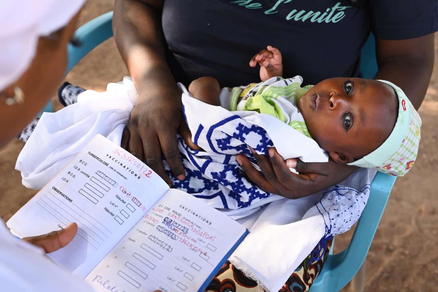 Yéo, un bébé de 4 mois, est vacciné au centre de santé Kassirimi, à Korhogo, dans le nord de la Côte d'Ivoire. Photo prise le 9 mars 2023. © UNICEF/UN0800394/Dejongh