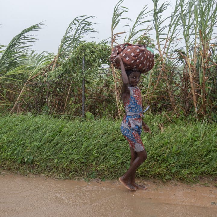Nanda Eduarda,11 ans parcourant de longues distances sous la pluie pour aller vendre ses légumes au marché à Quelimane. ©UNICEF/UN0800730/Zuniga