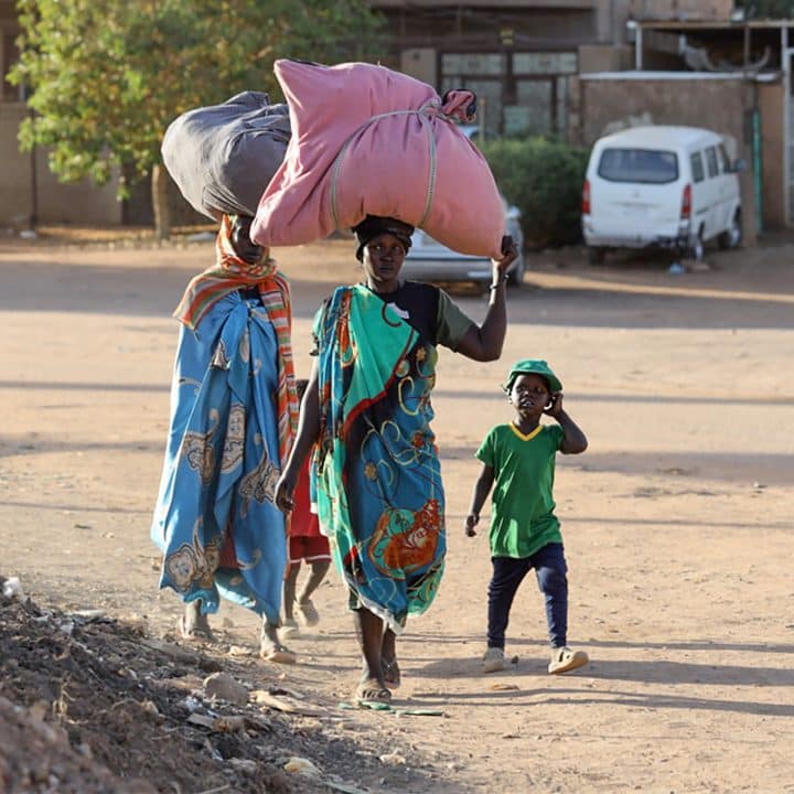 Le 19 avril 2023, des personnes fuient leur quartier au milieu des combats entre l'armée et les paramilitaires à Khartoum, au Soudan. ©UNICEF/UN0831618/AFP