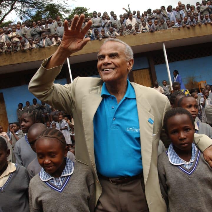 Harry Belafonte en visite dans une école primaire à Nairobi au Kenya en 2004.