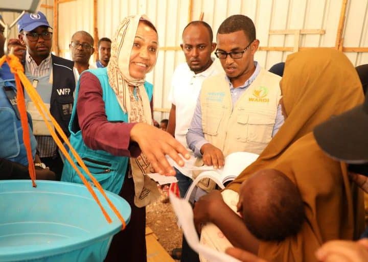 La représentante de l'UNICEF en Somalie, Wafaa Saeed, rencontre des enfants et des familles à Beletweyne, dans la région de Hiran, où les inondations ont déplacé près de 90 pour cent des habitants. ©UNICEF/UN0847872