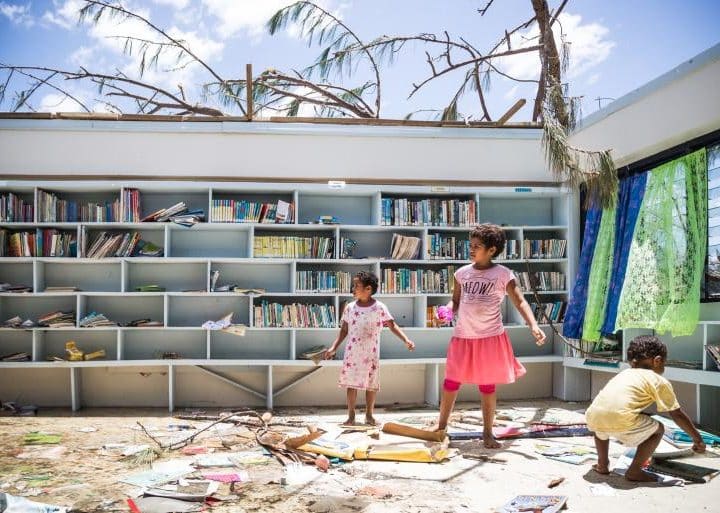 Le 29 février 2016, des enfants jouent dans la bibliothèque d'une école endommagée par le cyclone Winston à l'école du district de Nabau, province de Ra, Fidji. ©UNICEF/UN011703/Sokhin