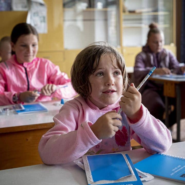 Le 13 août 2022, des enfants sont assis dans une salle de classe de leur école dans le village d'Olyzarivka, en Ukraine. © UNICEF/UN0689688/Gilbertson - Highway Child