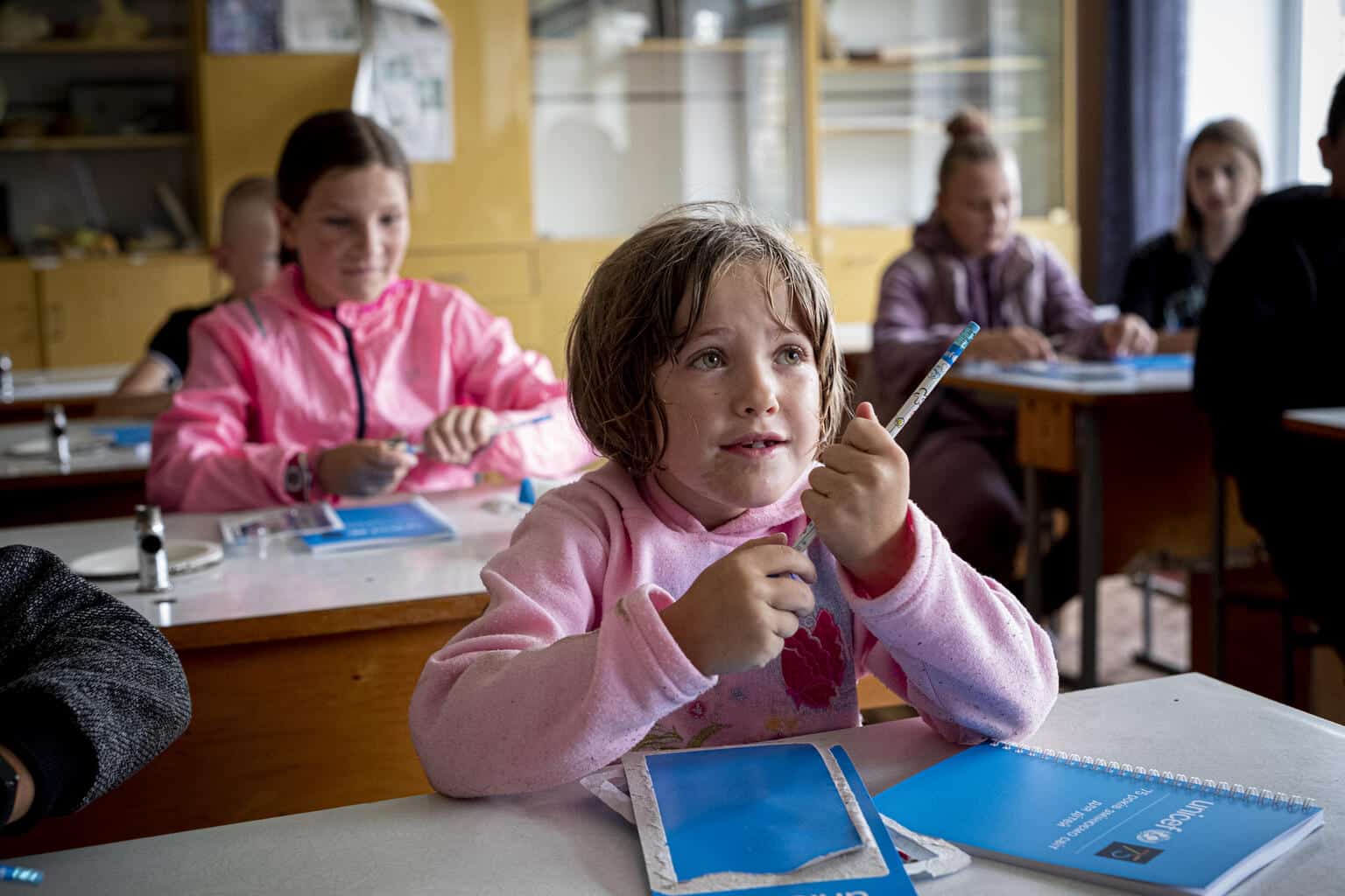 Le 13 août 2022, des enfants sont assis dans une salle de classe de leur école dans le village d'Olyzarivka, en Ukraine. © UNICEF/UN0689688/Gilbertson - Highway Child