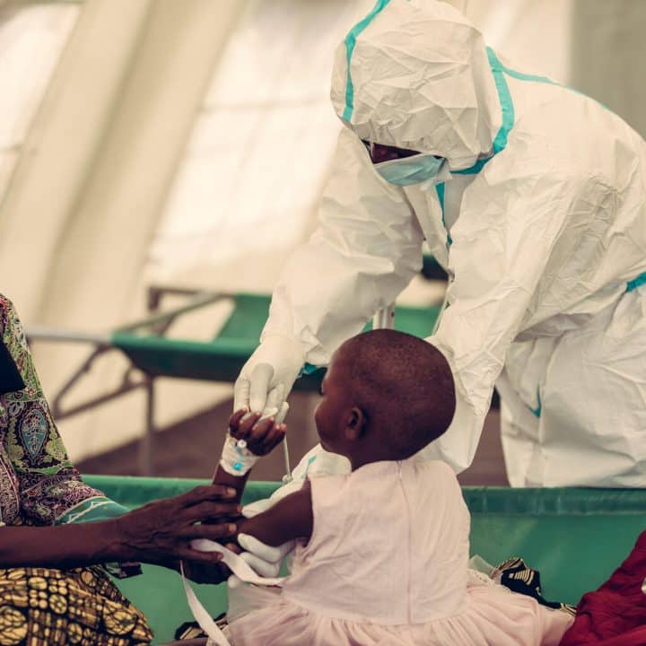 Tente choléra soin fillette agent de santé