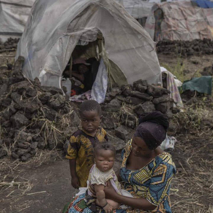 Buhoro Bwira, mère de cinq enfants, joue avec sa fille de cinq mois, Gloria, dans le camp de personnes déplacées de Bulengo, en République démocratique du Congo, le 8 février 2023. © UNICEF/UN0791523/Ndebo