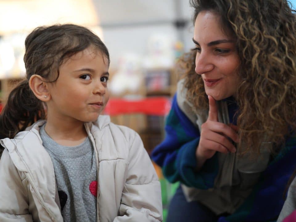 La petite Elanur participe à une activité de soutien psychosocial dans un centre d'accueil pour enfants soutenu par l'UNICEF à Kahramanmaraş, en Turquie, le 26 février 2023. © UNICEF/UN0823431/Ergen