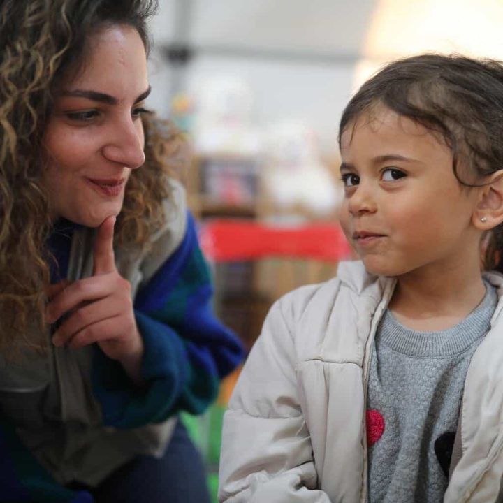 La petite Elanur participe à une activité de soutien psychosocial dans un centre d'accueil pour enfants soutenu par l'UNICEF à Kahramanmaraş, en Turquie, le 26 février 2023. © UNICEF/UN0823431/Ergen