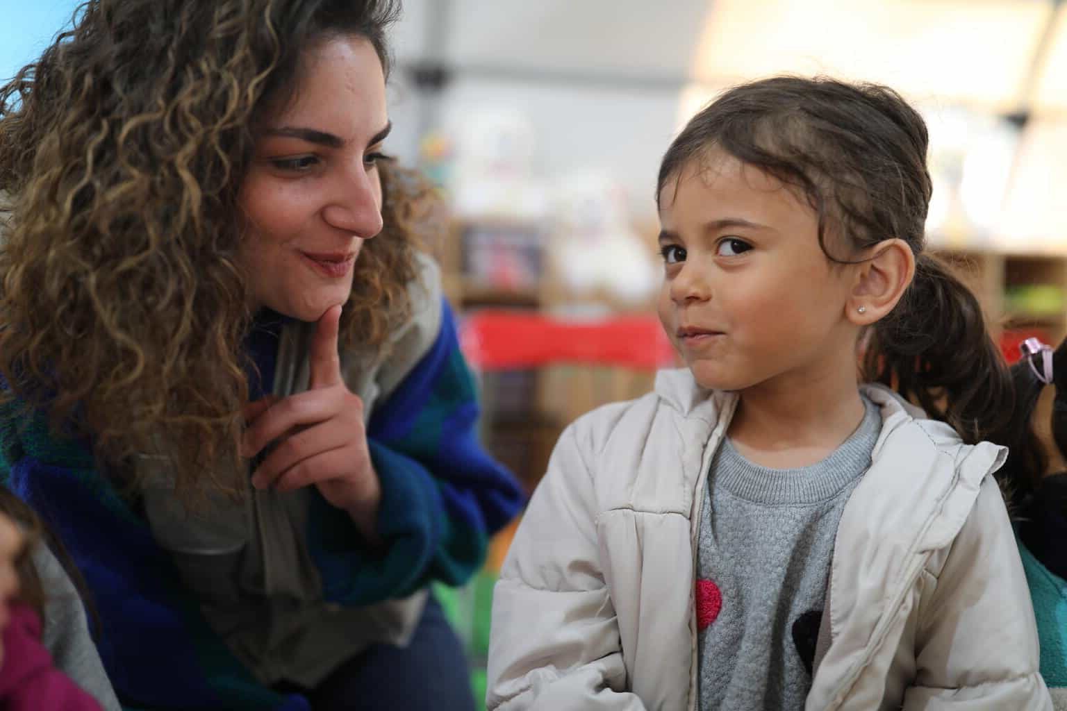 La petite Elanur participe à une activité de soutien psychosocial dans un centre d'accueil pour enfants soutenu par l'UNICEF à Kahramanmaraş, en Turquie, le 26 février 2023. © UNICEF/UN0823431/Ergen