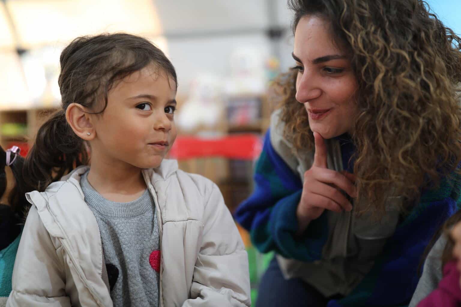 La petite Elanur participe à une activité de soutien psychosocial dans un centre d'accueil pour enfants soutenu par l'UNICEF à Kahramanmaraş, en Turquie, le 26 février 2023. © UNICEF/UN0823431/Ergen