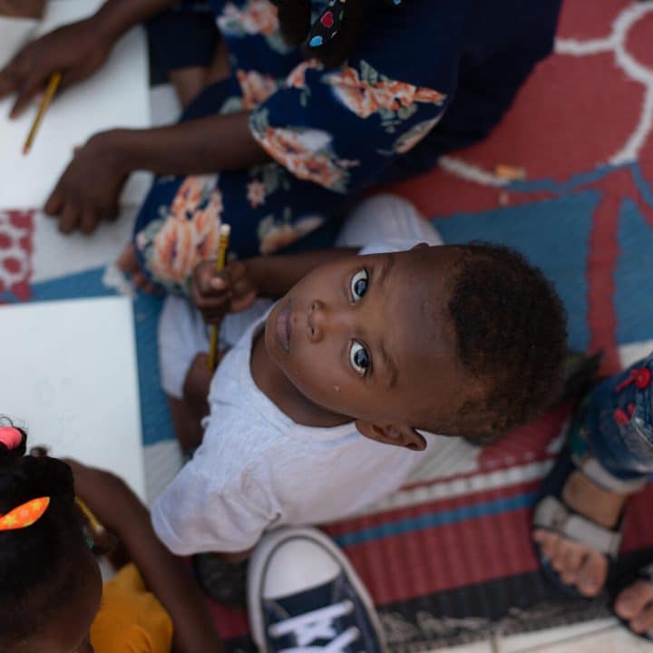 Le 9 mai 2023, un enfant déplacé dessine lors d'une journée de divertissement organisée au Maritime Ports Authority Club à Port Soudan, qui sert actuellement de refuge. ©UNICEF/UN0841474/Satti