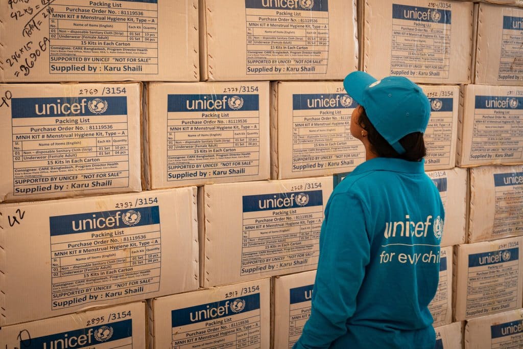 Le 11 mai 2023, des employés préparent des kits d'hygiène qui seront distribués dans l'entrepôt de l'UNICEF à Cox's Bazar avant le passage du cyclone Mocha. © UNICEF/UN0841631/Lateef