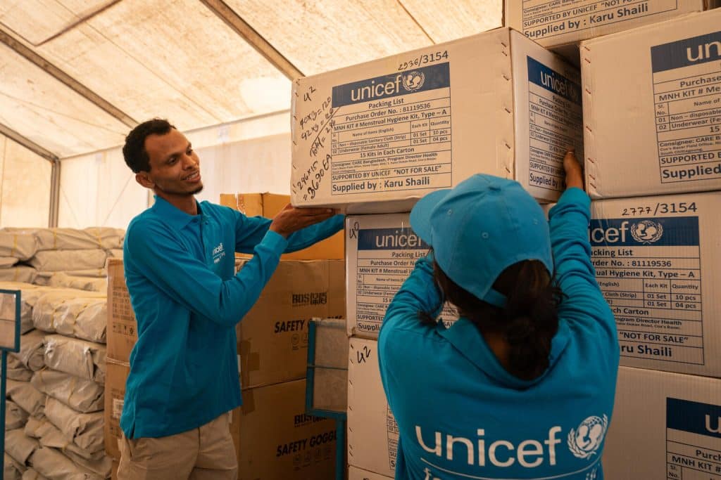 Le 11 mai 2023, des employés préparent des kits qui seront distribués à l'entrepôt de l'UNICEF à Cox's Bazar. © © UNICEF/UN0841634/Lateef