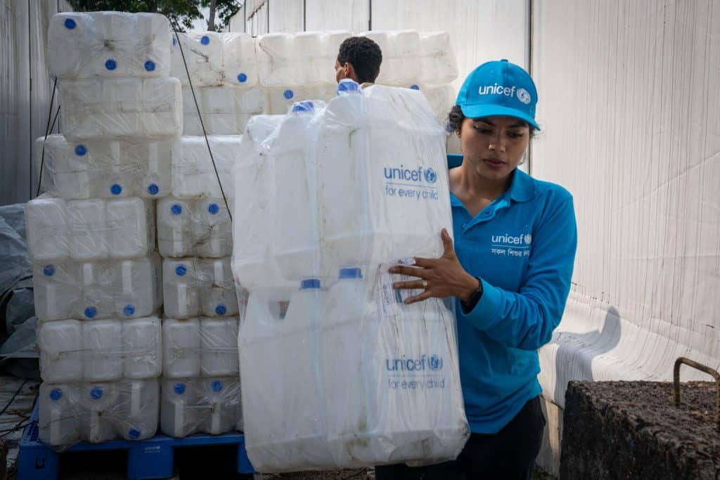 Le 11 mai 2023, des employés préparent des jerrycans qui seront distribués à l'entrepôt de l'UNICEF à Cox's Bazar. © UNICEF/UN0841641/Lateef