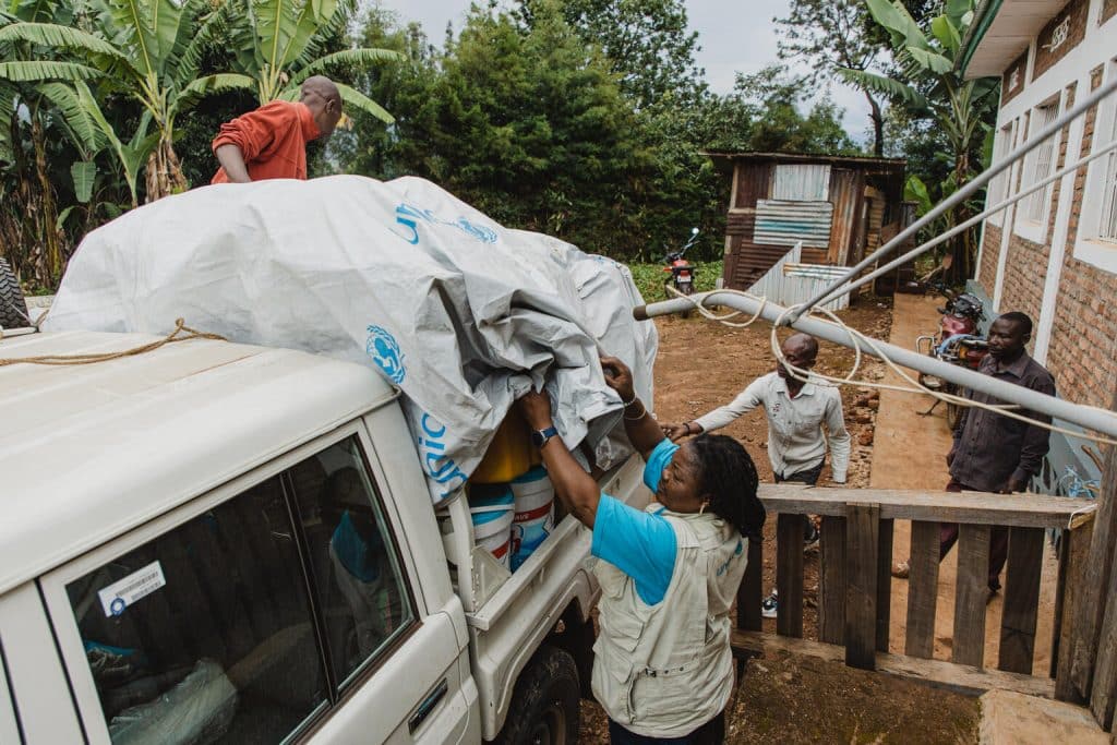 Le 10 mai 2023, les équipes de l'UNICEF distribuent des fournitures humanitaires afin de venir en aide aux familles et enfants touchés en RDC. © UNICEF/UN0841750/