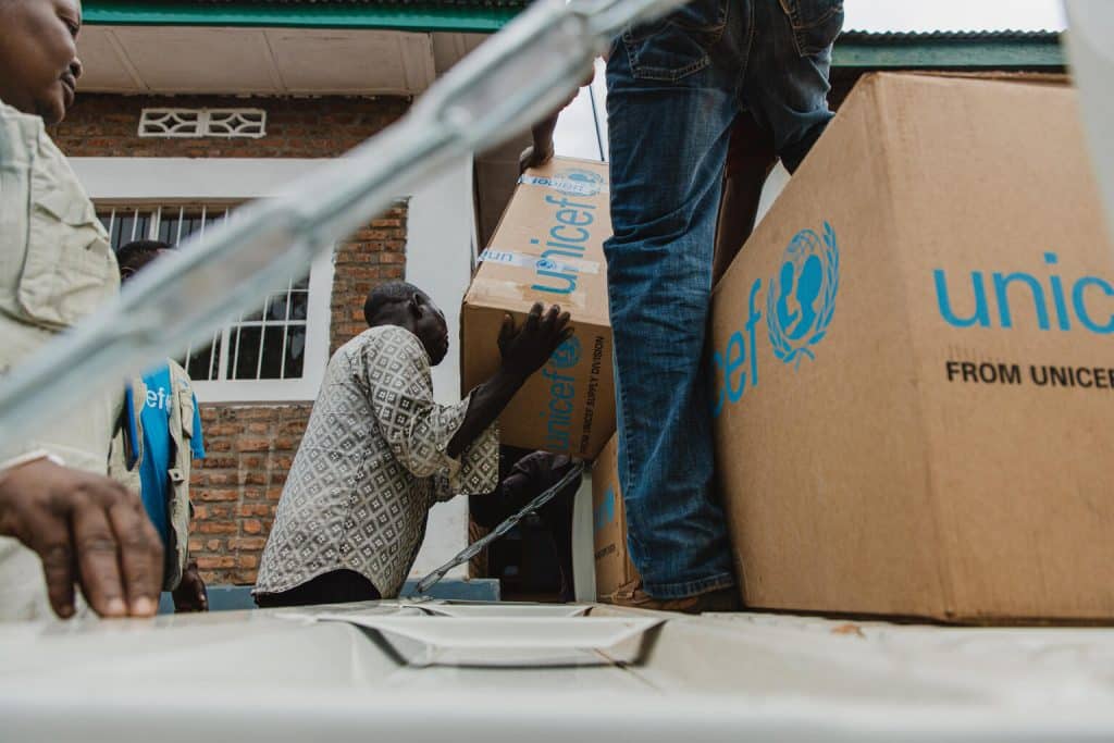 Le 10 mai 2023, les équipes de l'UNICEF distribuent des fournitures humanitaires afin de venir en aide aux familles et enfants touchés en RDC. © UNICEF/UN0841753/