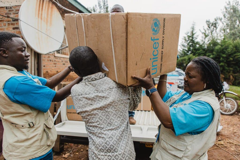 Le 10 mai 2023, les équipes de l'UNICEF distribuent des fournitures humanitaires afin de venir en aide aux familles et enfants touchés en RDC. © UNICEF/UN0841755/