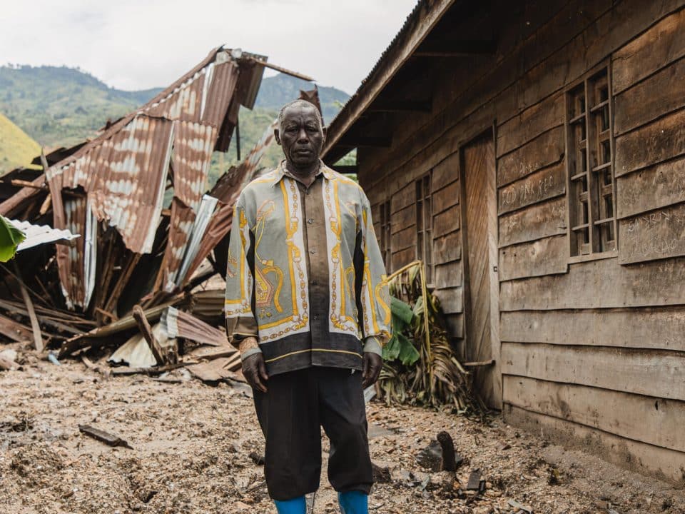 « Nous étions à table quand nous avons senti le sol se dérober sous nos pieds. Je suis sorti de la maison et j’ai vu que la terre tremblait. Nous avons couru et nous nous sommes précipités vers le lac », raconte ce père de famille. Le 11 mai 2023 en République démocratique du Congo. © UNICEF/UN0841794/