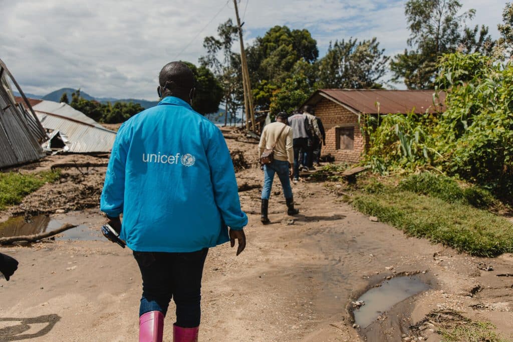 Un agent de l'UNICEF évalue les conséquences des inondations en République démocratique du Congo, le 11 mai 2023 en RDC. © UNICEF/UN0841819/