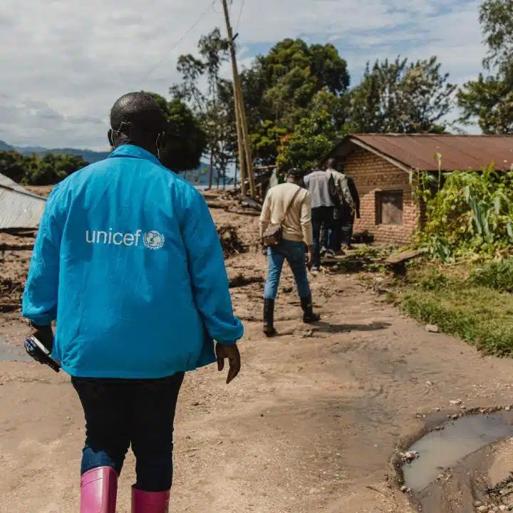 Un agent de l'UNICEF évalue les conséquences des inondations en République démocratique du Congo, le 11 mai 2023 en RDC. © UNICEF/UN0841819/