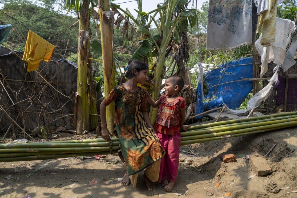 Photo prise au Bangladesh, le 15 mai 2023, où deux enfants se tiennent. © UNICEF/UN0842875/Himu