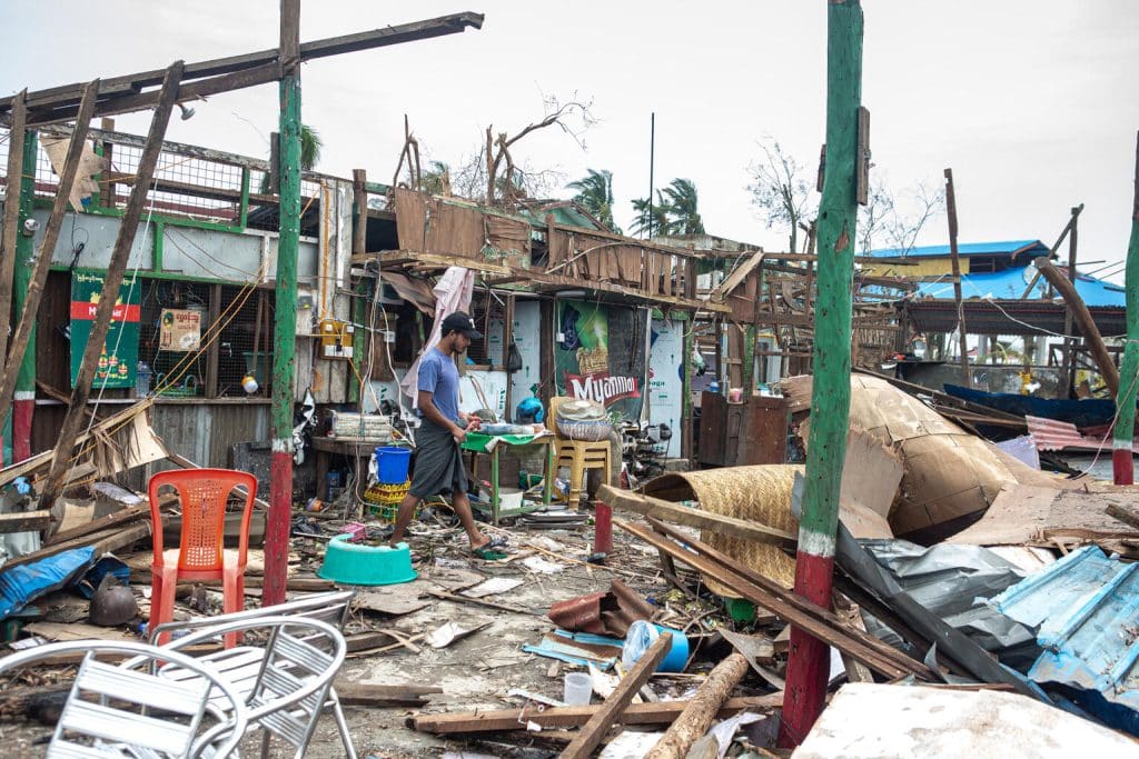 Le 16.5.2023, un habitant nettoie les dégâts considérables dans son magasin en raison du cyclone Mocha, une tempête de catégorie 4 avec des vents maximums soutenus de 155 mph à Sittwe, État de Rakhine, Myanmar, le 14 mai 2023. © UNICEF/UN0843605/Naing Linn Soe