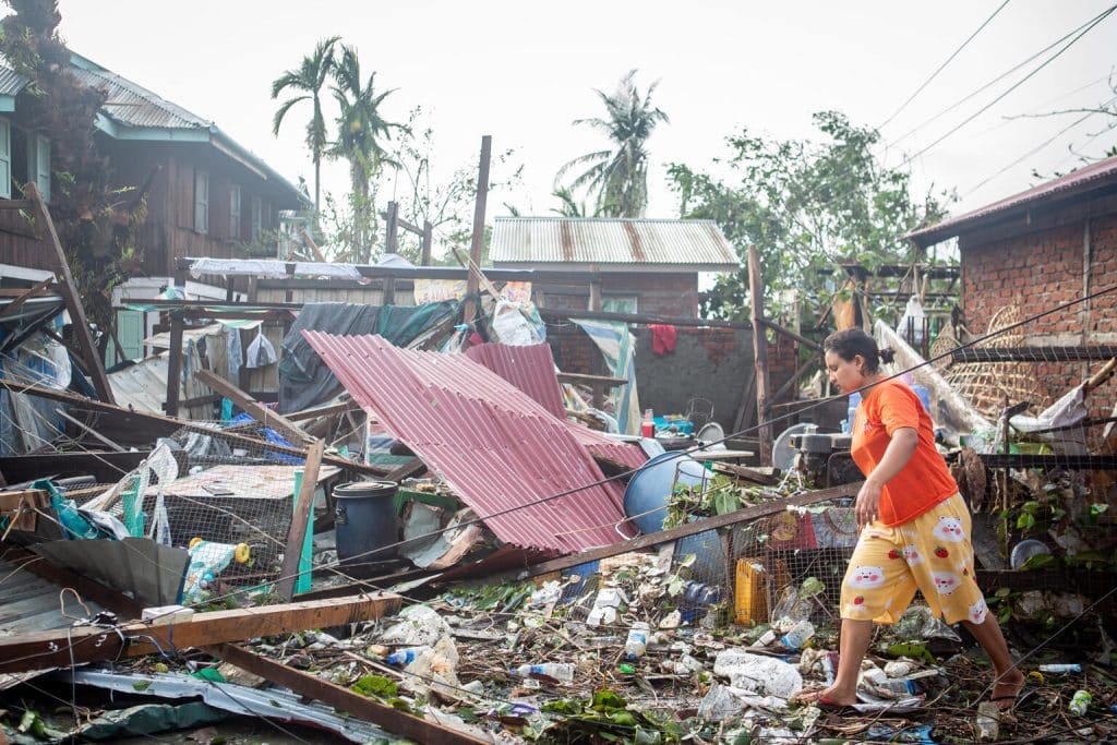 Le 15 mai 2023, des habitants vérifient les dégâts considérables causés par le cyclone Mocha, une tempête de catégorie 4 avec des vents maximums soutenus de 155 mph à Sittwe, dans l'État de Rakhine, au Myanmar, le 14 mai 2023. © UNICEF/UN0843640/Naing Linn Soe