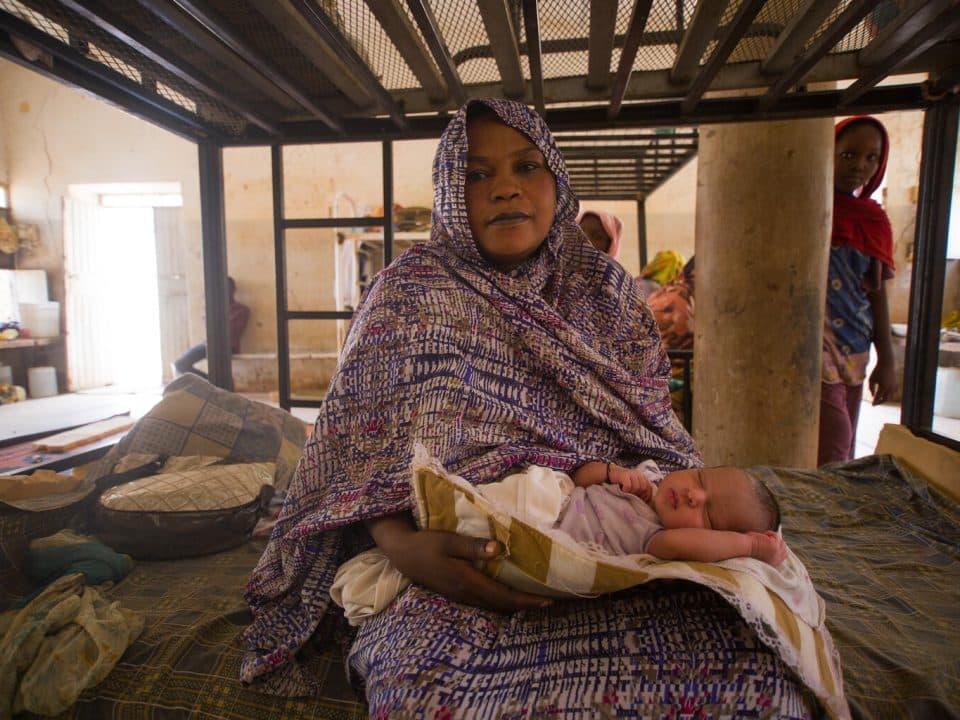 Le 12 mai, Hawa cajole son bébé, Remaz, qu'elle a mis au monde dans un abri temporaire après que sa famille ait été déplacée en raison des violences au Soudan. © UNICEF/UN0844229/Mohamdeen