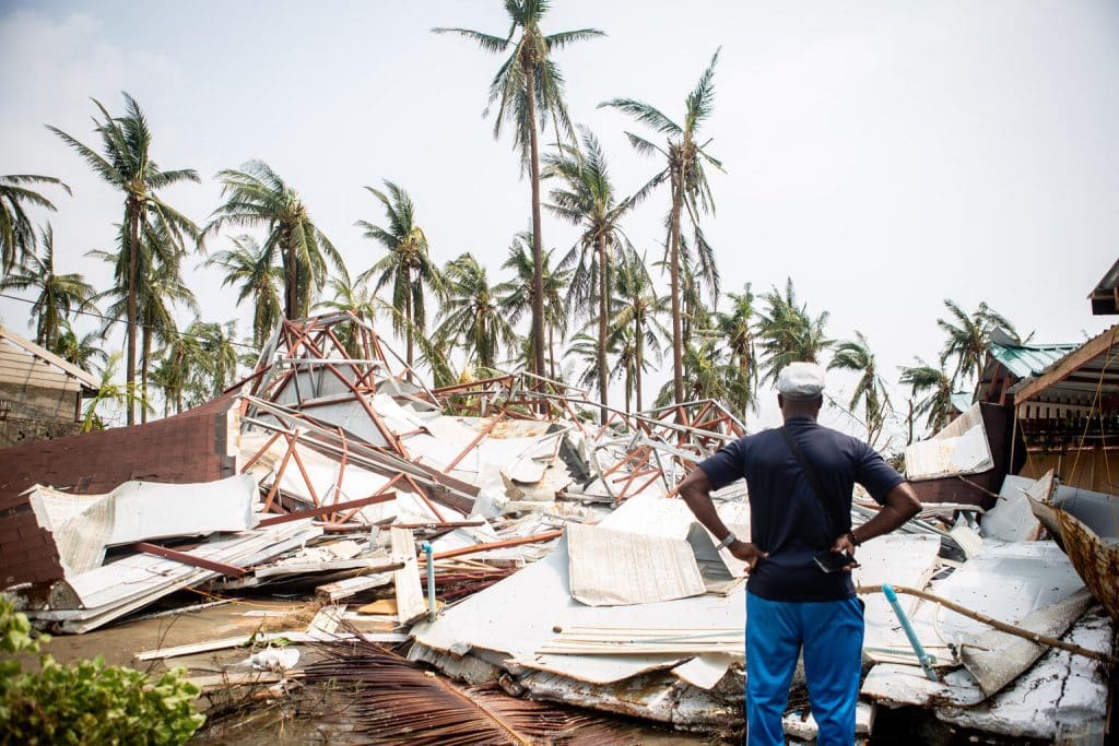 Un membre du personnel de l'UNICEF vérifiant la destruction de l'entrepôt de l'UNICEF à Sittwe après le passage du cyclone Mocha. © UNICEF/UN0844418/Naing Linn Soe