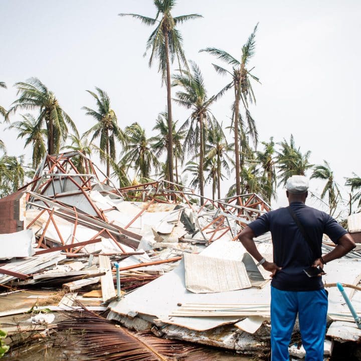 Un membre du personnel de l'UNICEF vérifiant la destruction de l'entrepôt de l'UNICEF à Sittwe après le passage du cyclone Mocha. © UNICEF/UN0844418/Naing Linn Soe