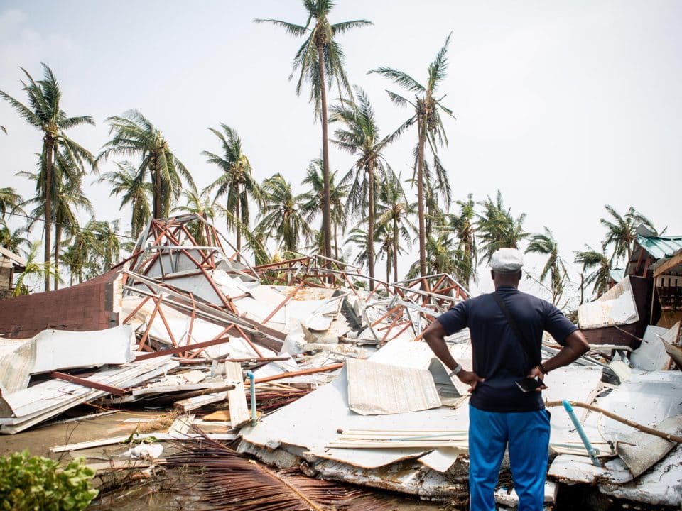 Un membre du personnel de l'UNICEF vérifiant la destruction de l'entrepôt de l'UNICEF à Sittwe après le passage du cyclone Mocha. © UNICEF/UN0844418/Naing Linn Soe